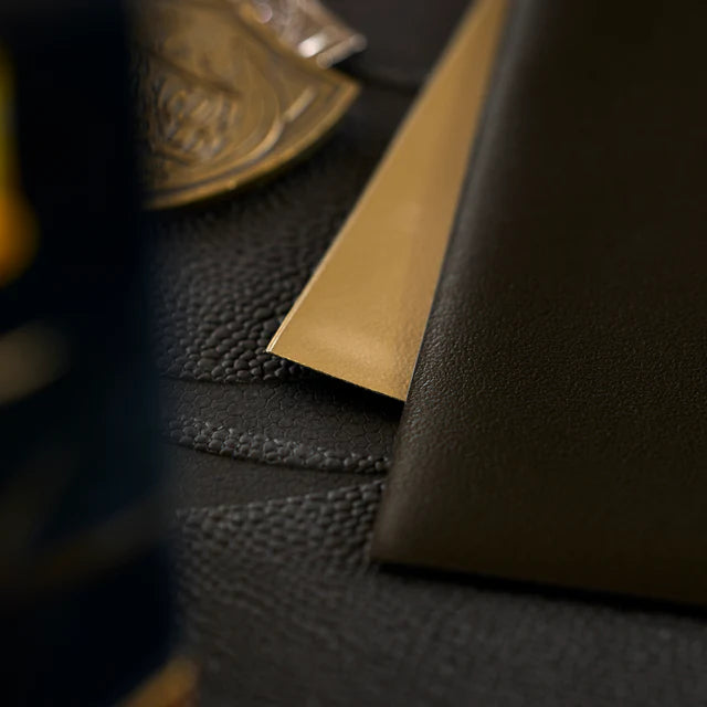 Dragon Shield Sleeves - Standard size - Matte Dual - Black & Gold (100 Sleeves)